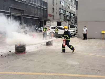 Fabrikken udfører brandnødøvelse: styrker sikkerheden og sikrer en jævn ordrelevering